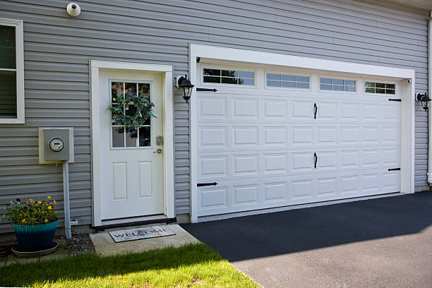 24/7 Emergency Garage Door Panel Replacement experts in Lakes East, CT